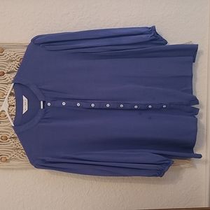 Lightweight quarter sleeve button down